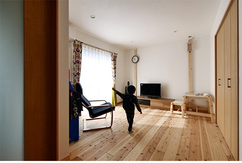 家族の成長に合わせ可変できる、自然素材にこだわったお家の内装